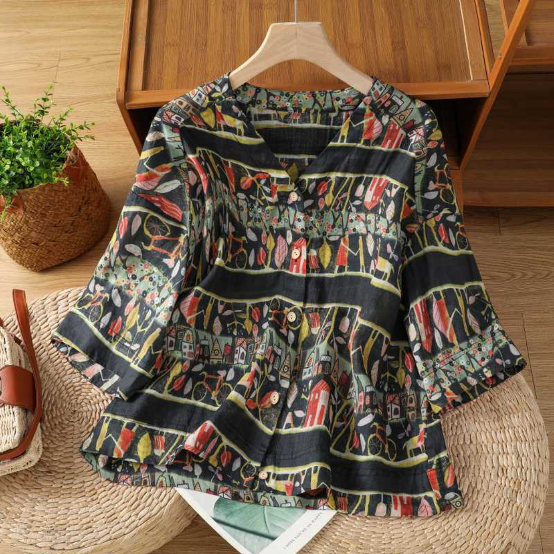 流れるようなVネックプリントブラウス