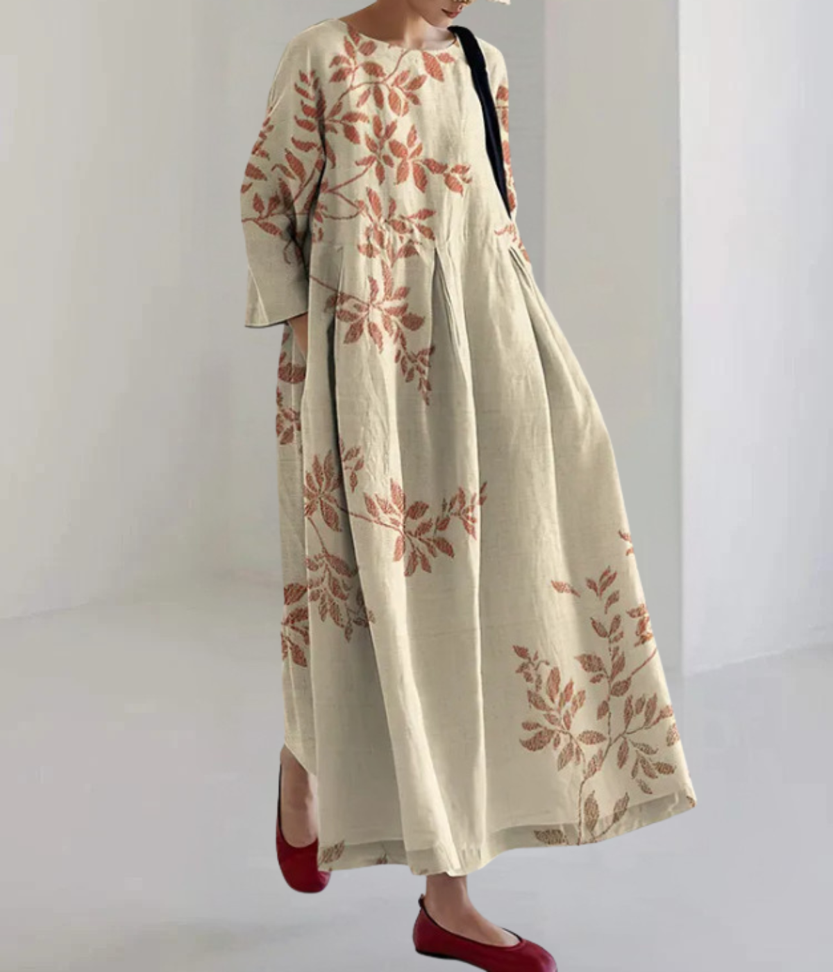 ベージュの花柄の丸首ドレス