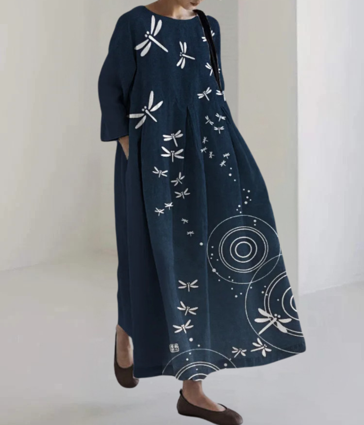 夜の柄の丸首ドレス