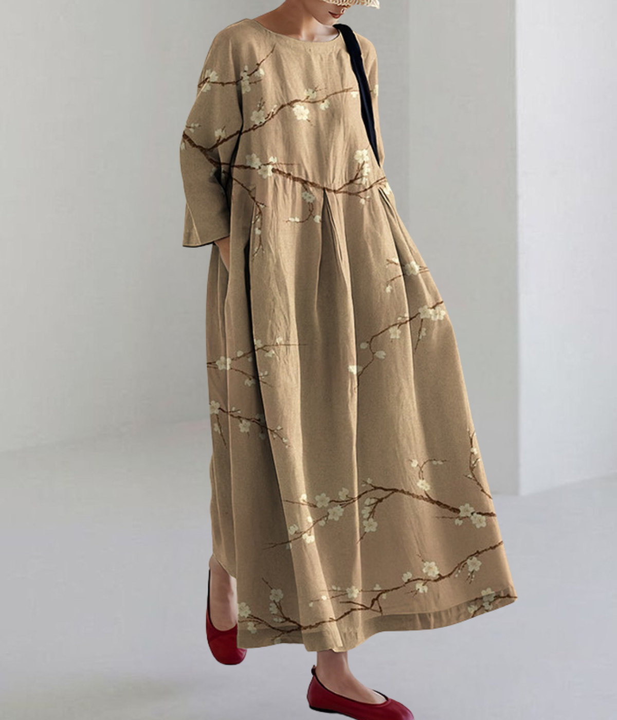 プリント入りピンクのラウンドネックドレス