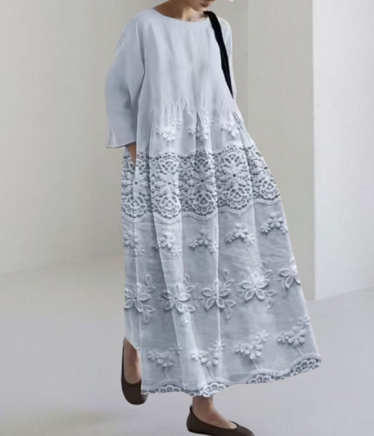 ライトブルーの柄入りラウンドネックドレス