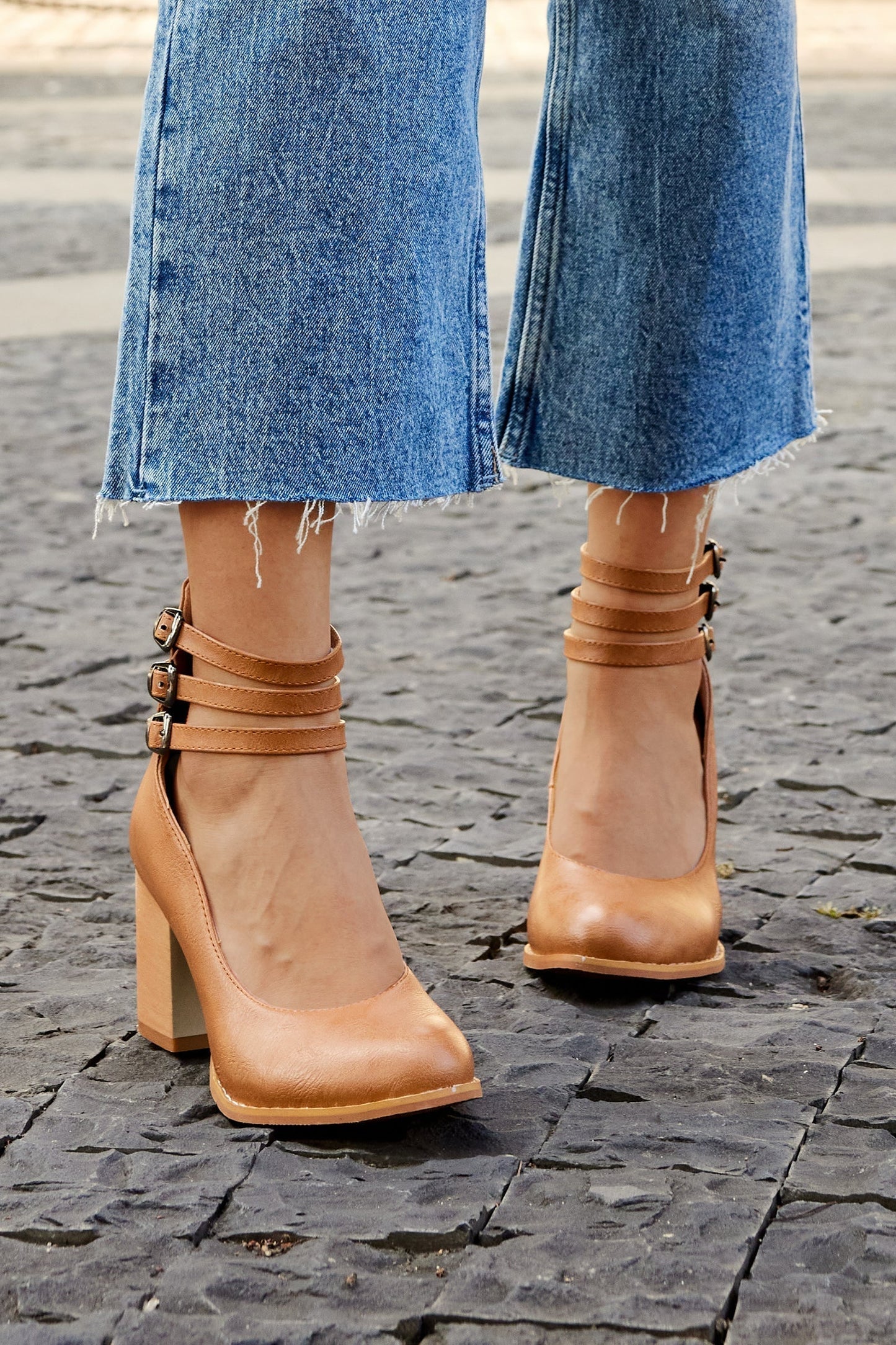 カシルダ™｜アンクルストラップ付き厚底フラットサンダル