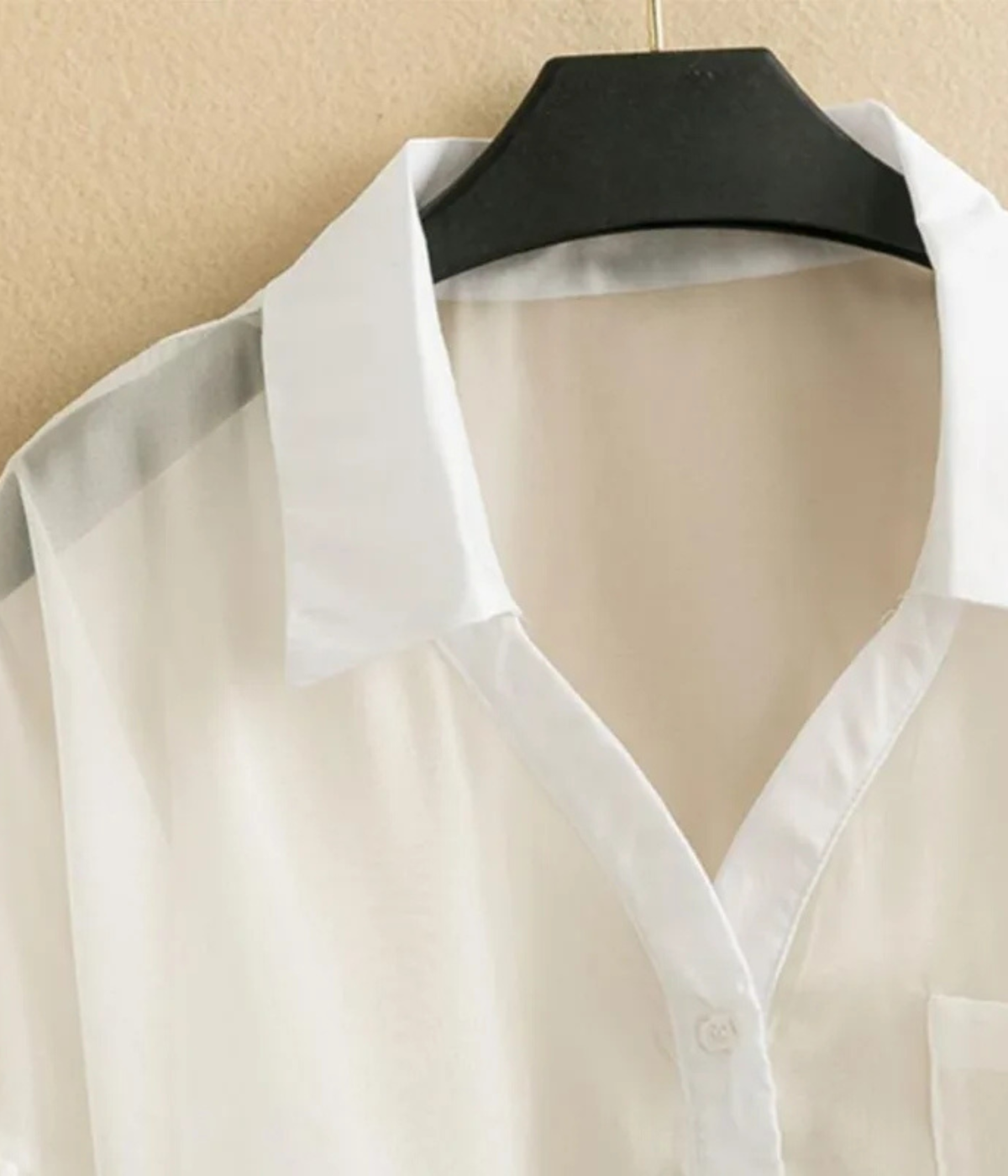 カジュアルな薄手のリネンブラウス