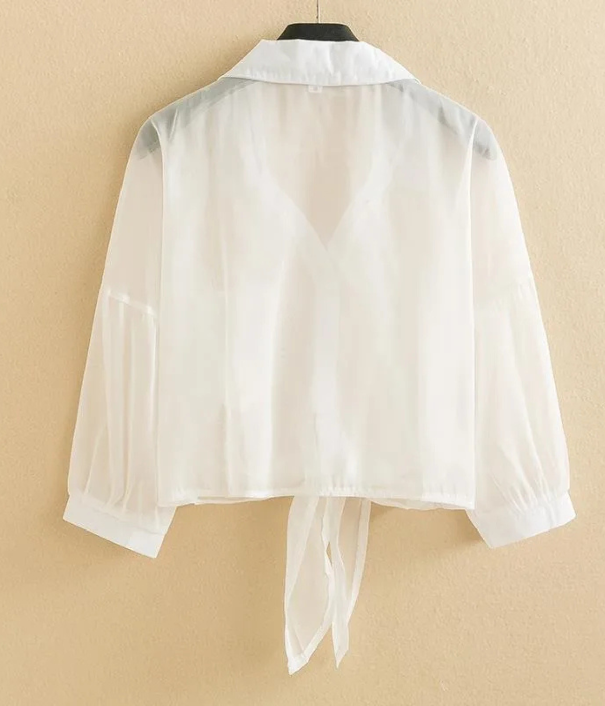 カジュアルな薄手のリネンブラウス