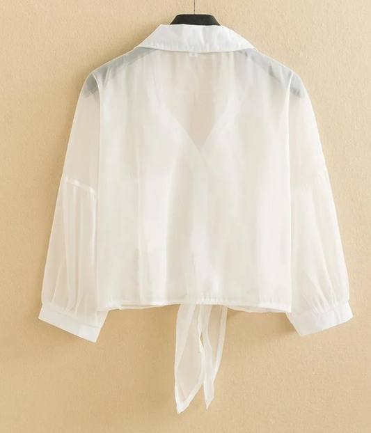 カジュアルな薄手のリネンブラウス