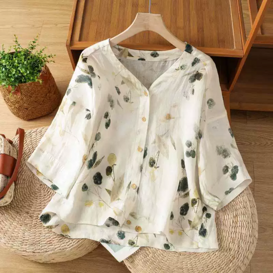 流れるようなVネックプリントブラウス