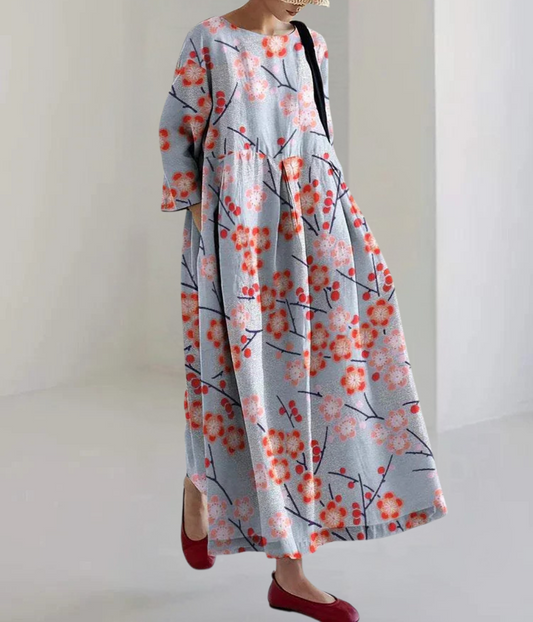 赤い花がついた青い丸首のドレス