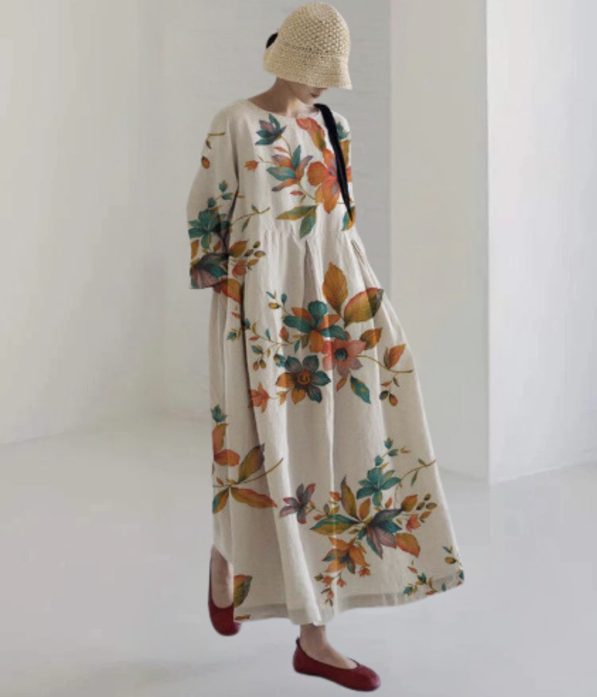 オレンジの葉がついたベージュの丸首ドレス