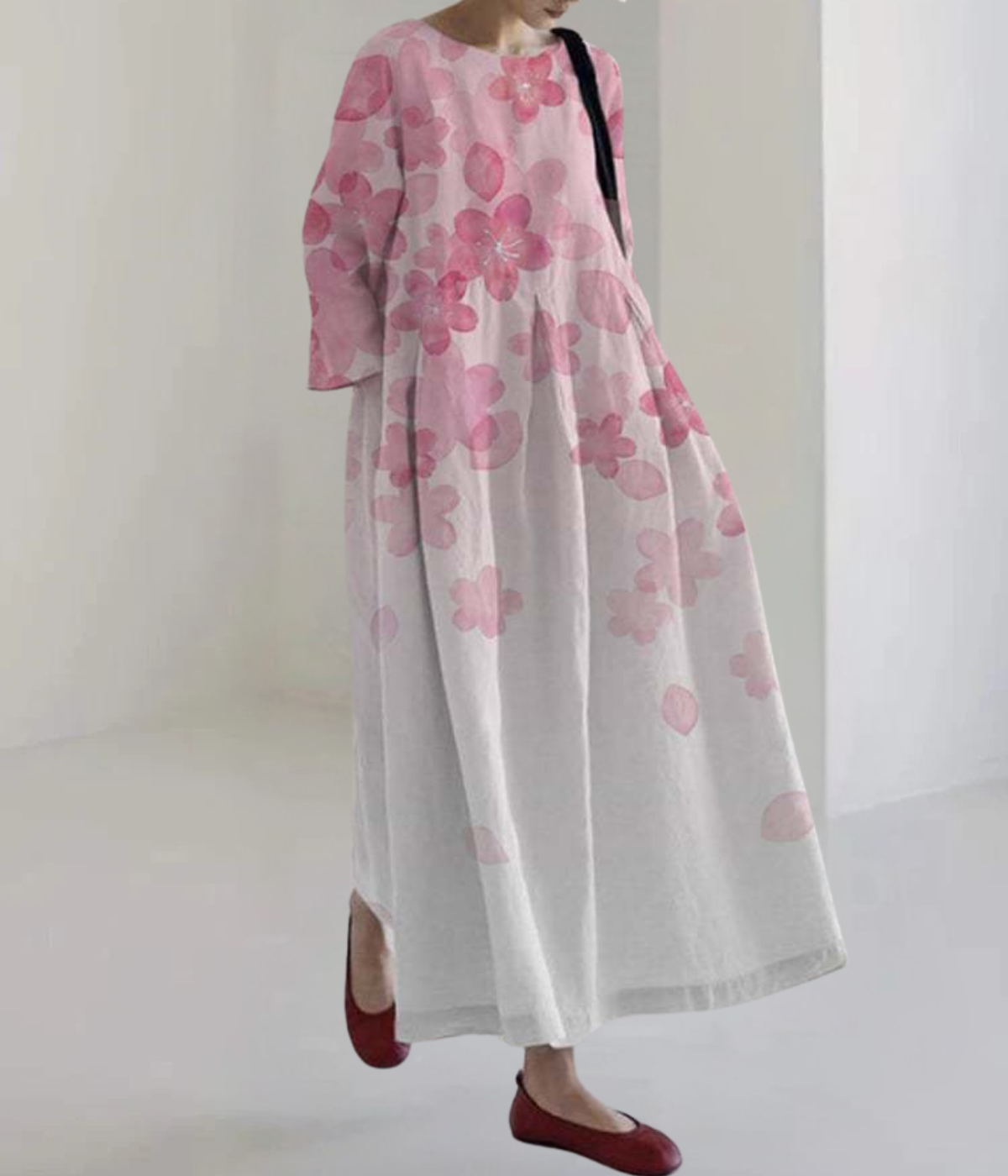 ピンクの花がついた白の丸首ドレス