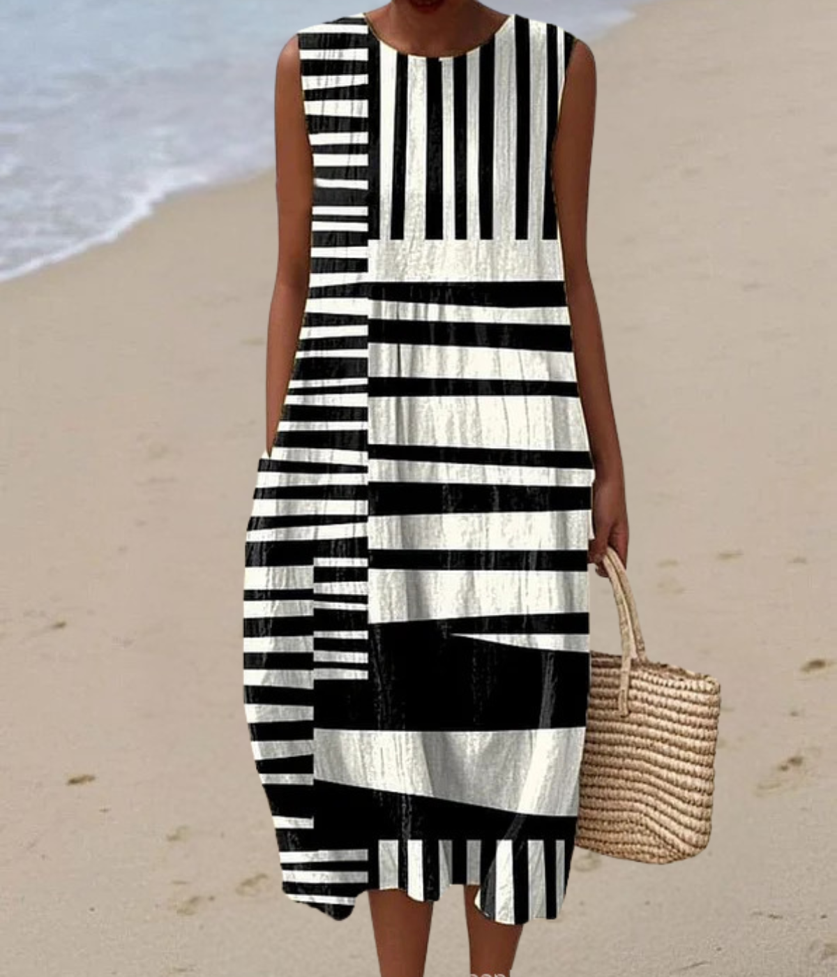 白黒柄のノースリーブロングドレス