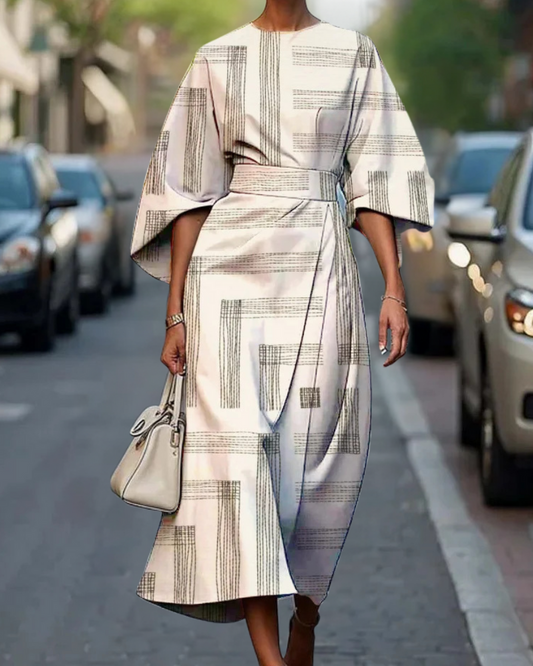 幾何学模様の白いエレガントなドレス