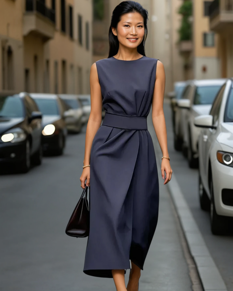 エレガントなノースリーブの黒いドレス