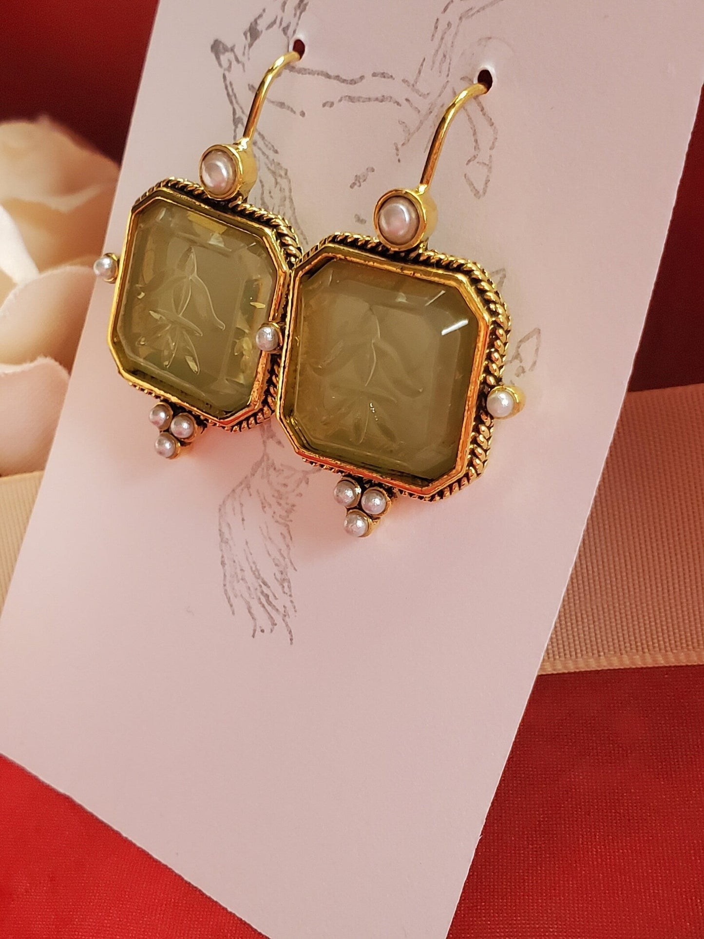 エメリー™ - 永遠のエレガンスを纏ったイヤリング