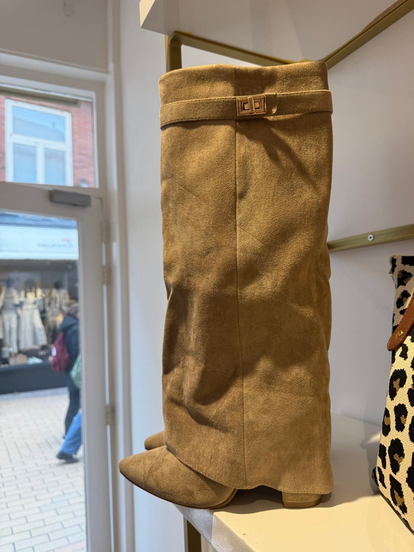 ベージュのブーツ