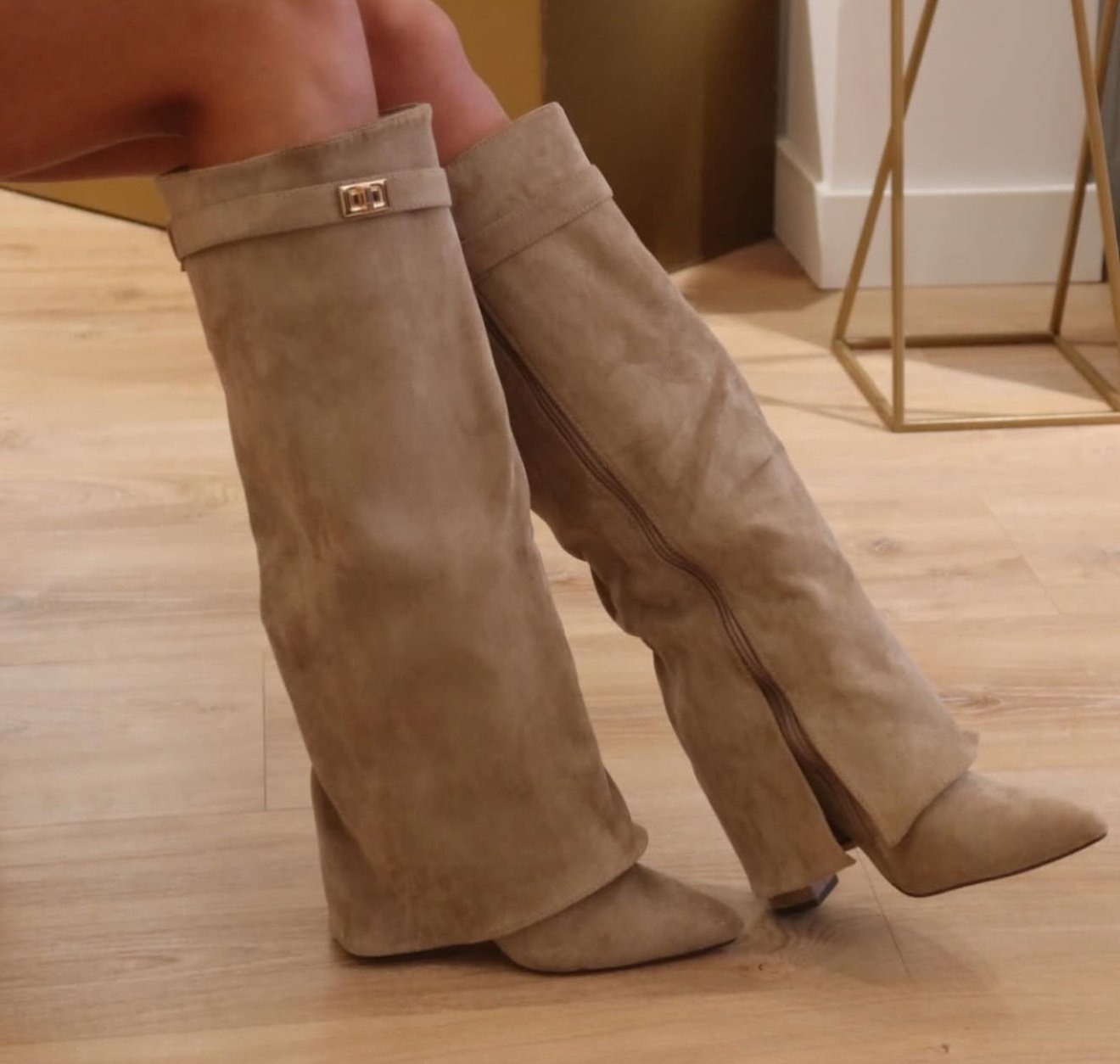 ベージュのブーツ